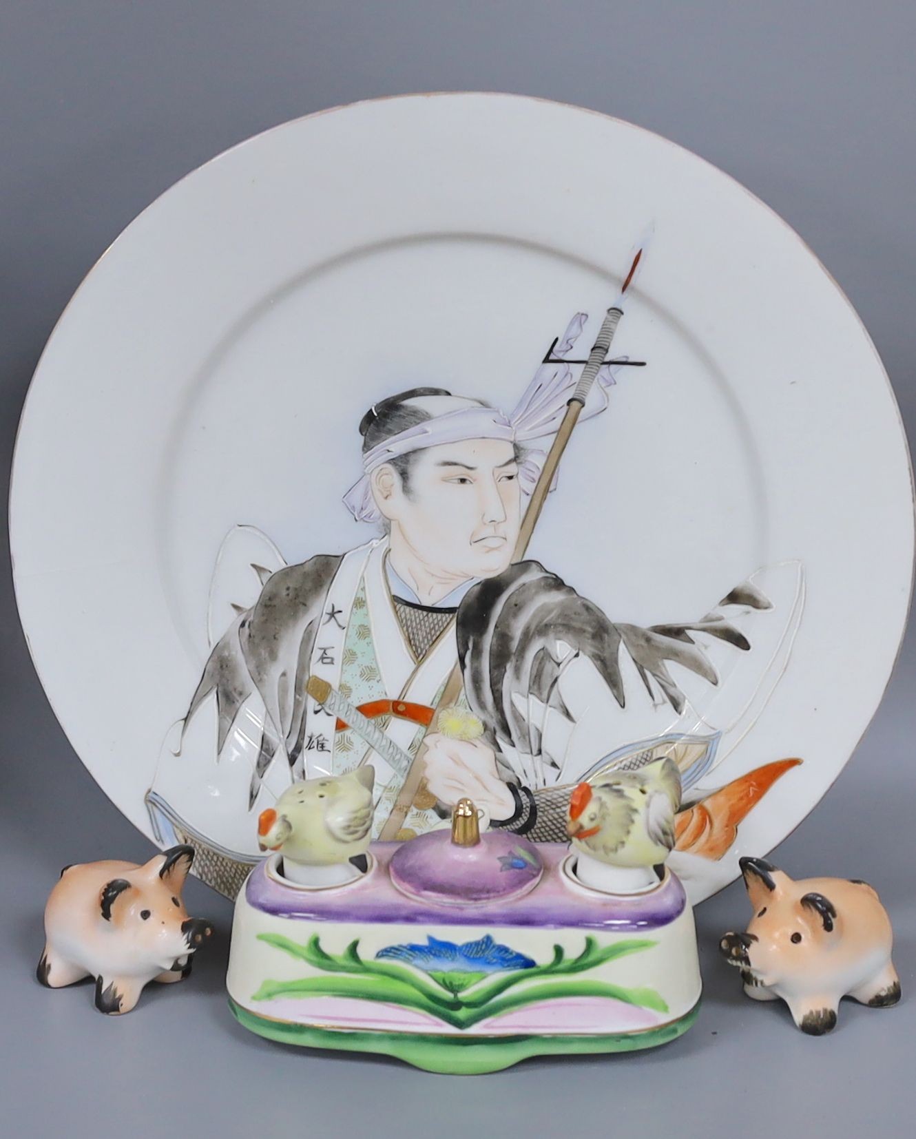 A Japanese 'Ronin' plate, Meiji period, 25cm, and novelty condiments marked ‘Made in Occupied Japan’